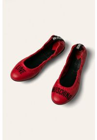 Love Moschino - Baleriny skórzane. Kolor: czerwony. Materiał: skóra. Szerokość cholewki: normalna. Obcas: na obcasie. Wysokość obcasa: średni #1