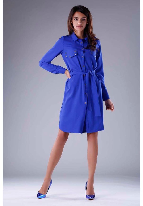 Nommo - Kobaltowa Sukienka Koszulowa z Kieszeniami i z Paskiem. Kolor: niebieski. Materiał: poliester, wiskoza. Typ sukienki: koszulowe