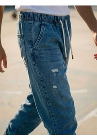 Sinsay - Jeansy jogger z efektem sprania - niebieski. Kolor: niebieski #1