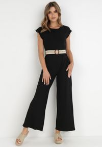 Born2be - Czarny Kombinezon z Paskiem Thalaera. Kolor: czarny. Materiał: dzianina, prążkowany. Długość rękawa: krótki rękaw. Długość: krótkie. Wzór: jednolity. Sezon: lato. Styl: boho #1