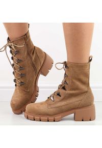 Beżowe zamszowe botki damskie na traperze Jezzi 2038-20 Gruby Spód. Kolor: beżowy. Materiał: zamsz. Obcas: na obcasie. Wysokość obcasa: średni #1