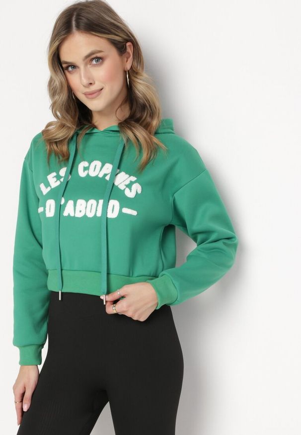 Born2be - Zielona Bluza z Napisem i Kapturem Sallis. Kolor: zielony. Materiał: jeans. Długość: krótkie. Wzór: napisy. Styl: sportowy