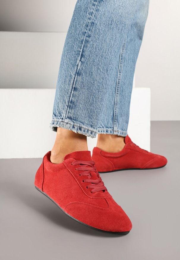 Born2be - Czerwone Skórzane Sneakersy w Klasycznym Stylu Fonavina. Okazja: na co dzień, na spacer. Kolor: czerwony. Materiał: skóra. Obcas: na płaskiej podeszwie. Sport: turystyka piesza