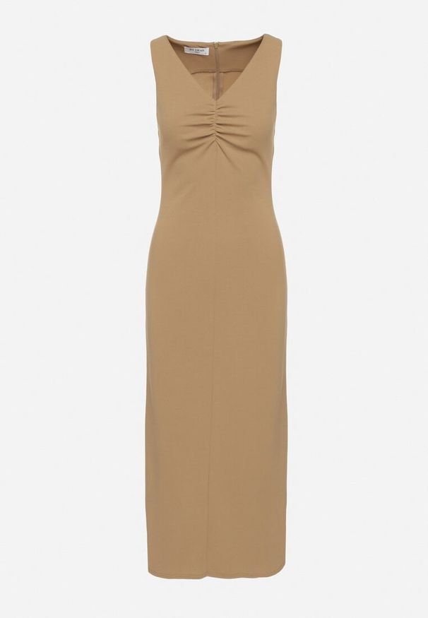 Born2be - Beżowa Dopasowana Sukienka z Wiskozą Ozdobiona Marszczeniem Siloria. Okazja: na co dzień. Typ kołnierza: dekolt w kształcie V. Kolor: beżowy. Materiał: wiskoza. Wzór: aplikacja. Sezon: lato. Typ sukienki: proste. Styl: casual, elegancki