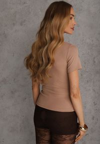 Renee - Beżowy Wiskozowy T-shirt o Dopasowanym Kroju z Golfem Isomina. Okazja: na co dzień, na imprezę. Typ kołnierza: golf. Kolor: beżowy. Materiał: wiskoza. Styl: casual #3