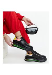 Czarne sneakersy na platformie GOE NN2N4030. Nosek buta: okrągły. Kolor: czarny. Materiał: guma. Sezon: lato. Obcas: na platformie #4