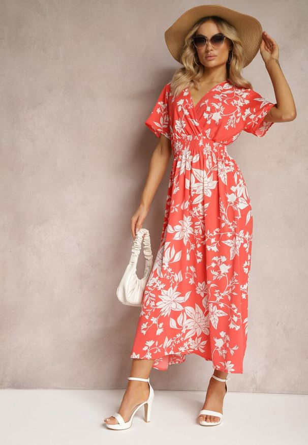 Renee - Pomarańczowo-Biała Rozkloszowana Sukienka Kopertowa z Kwiatowym Wzorem Mareal. Okazja: na imprezę. Typ kołnierza: dekolt w serek. Kolor: pomarańczowy. Materiał: tkanina. Wzór: kwiaty. Sezon: lato. Typ sukienki: kopertowe. Styl: elegancki