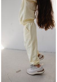 Marsala - MINI spodnie dresowe typu jogger w kolorze ICE LEMON - DISPLAY-92-98 (2-3). Stan: podwyższony. Kolor: żółty. Materiał: dresówka. Wzór: gładki