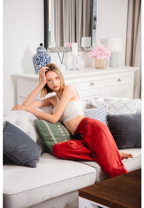 MOONHOLI - Spodnie do jogi Moonholi Ivy Sweatpants z szerokimi nogawkami. Kolor: czerwony. Sport: joga i pilates