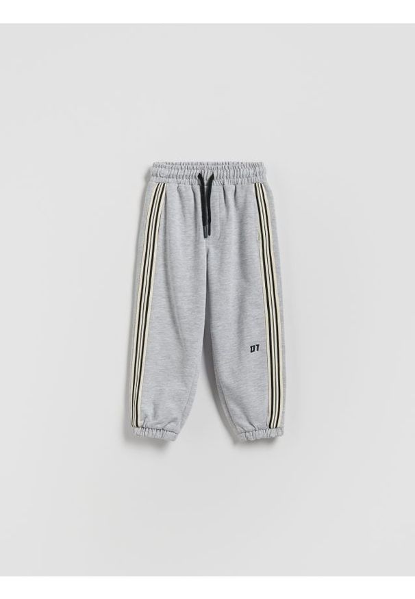 Reserved - Bawełniane joggery - jasnoszary. Kolor: szary. Materiał: bawełna