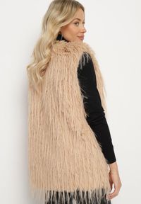 Born2be - Beżowa Kamizelka Futrzana ze Wsuwanymi Kieszeniami Venzira. Okazja: na co dzień. Kolor: beżowy. Materiał: futro. Wzór: aplikacja. Styl: casual, elegancki #6