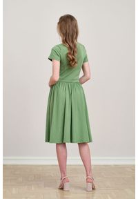Marie Zélie - Sukienka Larissa zieleń wiosenna krótki rękaw XL zielony. Typ kołnierza: dekolt kopertowy. Kolor: zielony. Materiał: bawełna, dzianina, materiał, elastan, skóra. Długość rękawa: krótki rękaw. Sezon: wiosna. Typ sukienki: kopertowe #5