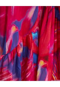 COSEL - Wzorzysta sukienka Portoryko. Okazja: na imprezę. Kolor: różowy, wielokolorowy, fioletowy. Materiał: materiał. Długość rękawa: na ramiączkach. Wzór: nadruk. Typ sukienki: rozkloszowane. Styl: wakacyjny. Długość: maxi #2