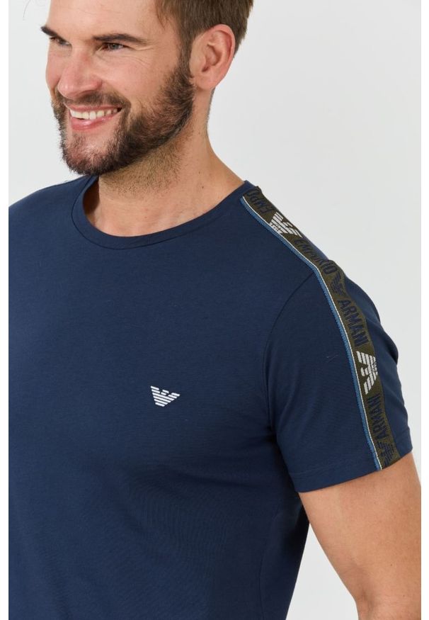 Emporio Armani - EMPORIO ARMANI Granatowy t-shirt bande logo. Kolor: niebieski