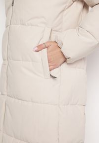 Born2be - Beżowa Zimowa Kurtka za Kolano Płaszcz z Szerokim Pikowaniem i Nieodpinanym Kapturem Hressa. Kolor: beżowy. Długość: długie. Wzór: aplikacja. Sezon: zima #2