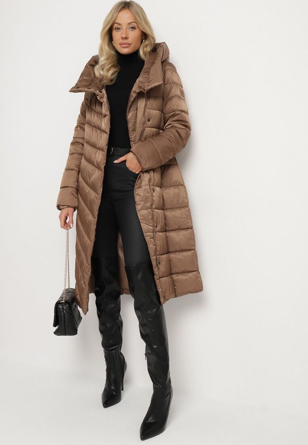 Born2be - Beżowa Pikowana Kurtka z Asymetrycznym Zapięciem i Kapturem Wiązana w Talii Tilita. Okazja: na co dzień. Kolor: beżowy. Materiał: jeans. Styl: elegancki, casual, klasyczny