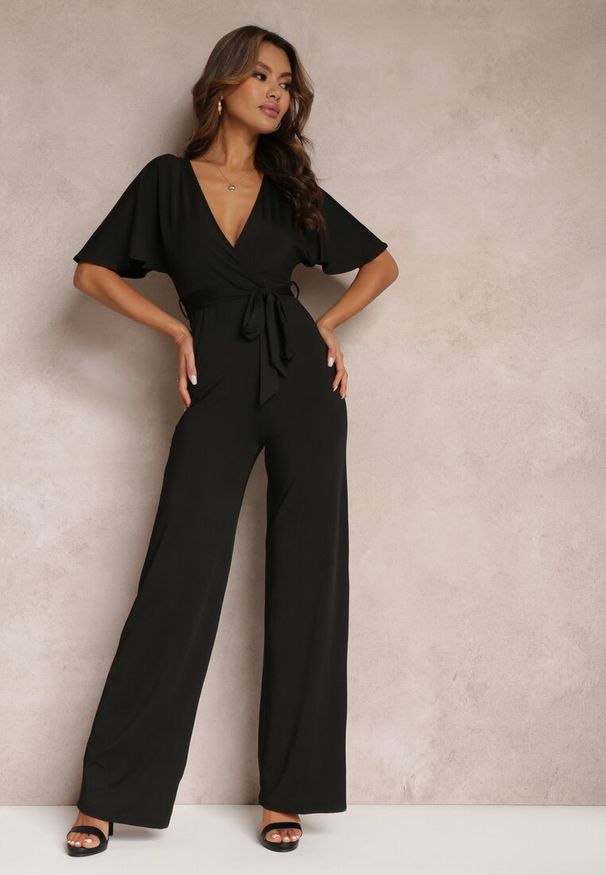 Renee - Czarny Długi Kombinezon z Wiązaniem i Głębokim Kopertowym Dekoltem Sumya. Okazja: na spotkanie biznesowe. Kolor: czarny. Długość: długie. Styl: elegancki, biznesowy
