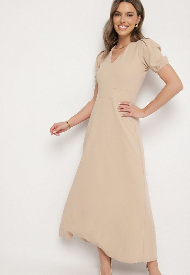 Born2be - Jasnobeżowa Sukienka Rozkloszowana z Trójkątnym Dekoltem Efralinae. Okazja: na spacer, na imprezę. Kolor: beżowy. Sezon: lato. Typ sukienki: rozkloszowane. Styl: elegancki, klasyczny