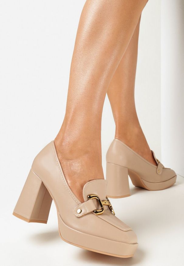 Born2be - Ciemnobeżowe Czółenka na Wysokim Słupku z Metalową Ozdobą Morganti. Kolor: beżowy. Wzór: aplikacja. Obcas: na słupku