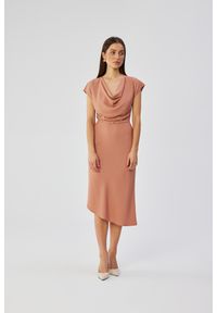 Stylove - Elegancka asymetryczna sukienka z dekoltem woda różana. Typ kołnierza: dekolt woda. Kolor: różowy. Typ sukienki: asymetryczne. Styl: elegancki