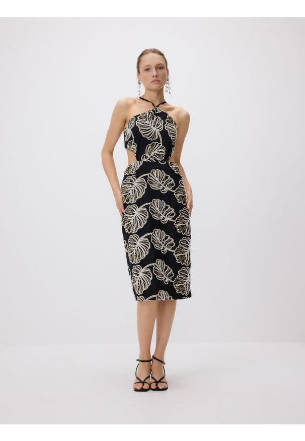 Reserved - Sukienka midi z haftem - czarny. Kolor: czarny. Materiał: tkanina. Wzór: haft. Długość: midi