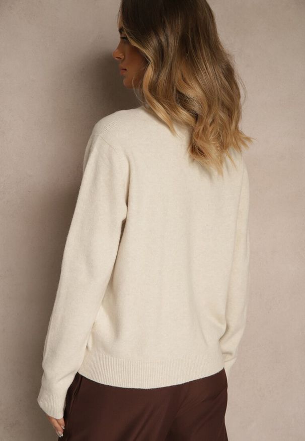 Renee - Beżowy Sweter z Wełną i Wiskozą z Trójkątnym Dekoltem Kaitte. Okazja: na co dzień. Kolor: beżowy. Materiał: wełna, wiskoza. Styl: elegancki, casual