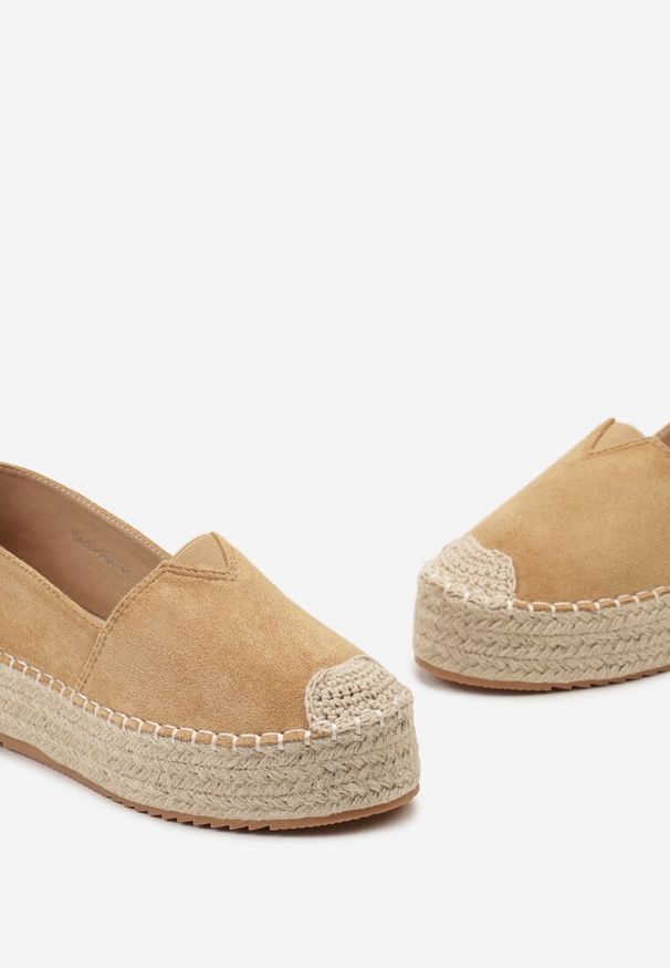 Renee - Ciemnobeżowe Espadryle z Imitacji Zamszu na Platformie z Jutowej Plecionki Mirrona. Kolor: beżowy. Materiał: zamsz. Obcas: na platformie