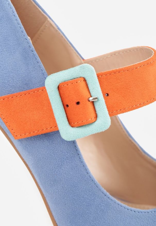 Renee - Niebieskie Czółenka na Słupku z Metalicznymi Wstawkami i Paskiem Enavina. Okazja: na co dzień. Zapięcie: pasek. Kolor: niebieski. Materiał: jedwab, satyna. Sezon: wiosna, lato. Obcas: na słupku. Styl: casual