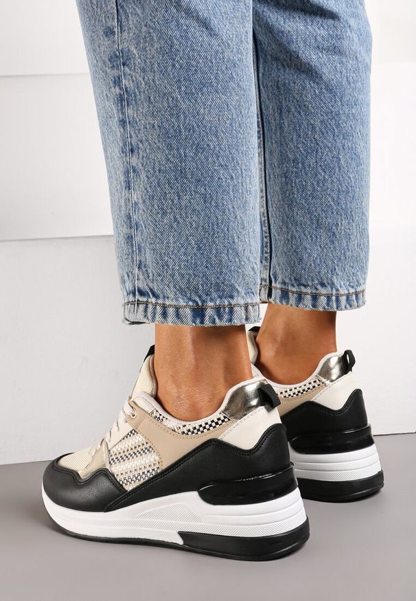 Renee - Beżowo-Czarne Sneakersy z Niskim Koturnem i Ozdobnymi Wstawkami Ysabeltia. Nosek buta: okrągły. Zapięcie: sznurówki. Kolor: beżowy. Materiał: materiał. Obcas: na koturnie. Wysokość obcasa: niski