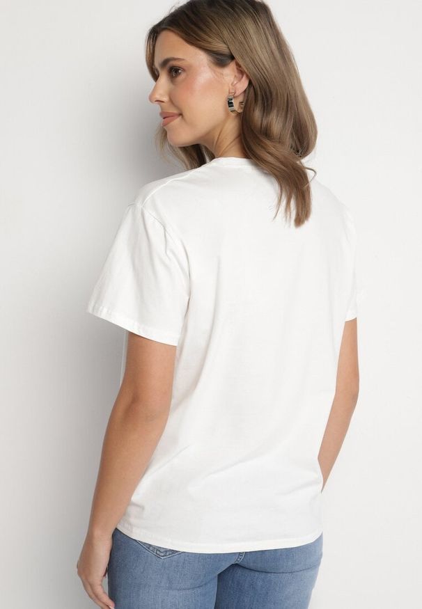 Born2be - Biały T-shirt Bawełniany z Napisem i Perełkami Nalinor. Okazja: na co dzień. Kolor: biały. Materiał: bawełna. Wzór: napisy. Styl: elegancki, casual