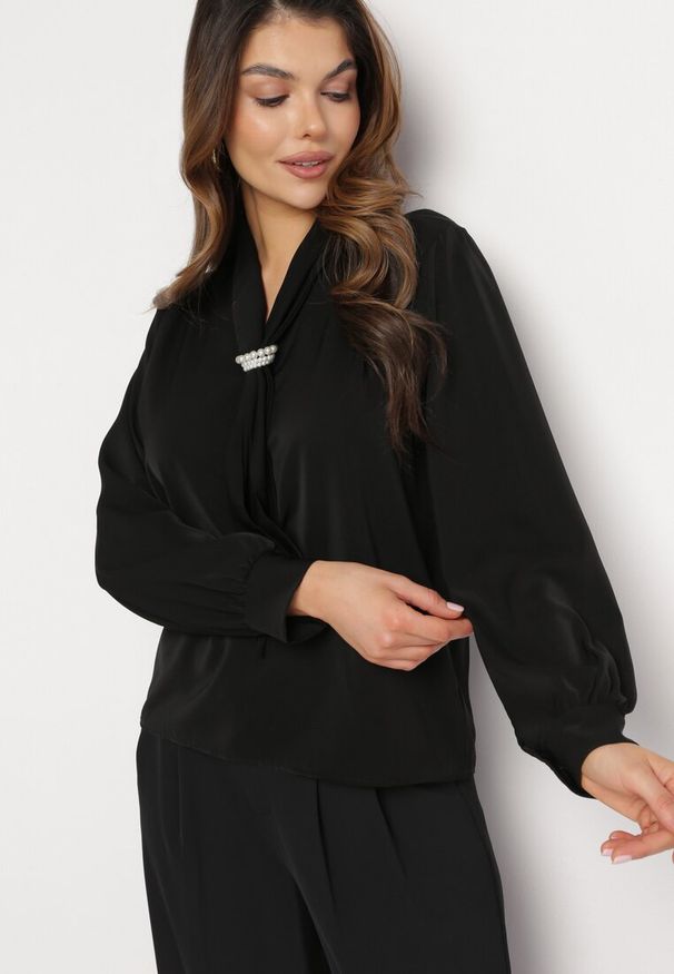 Born2be - Czarna Bluzka z Krawatem i Ozdobną Perłą Jonista. Kolor: czarny. Styl: elegancki
