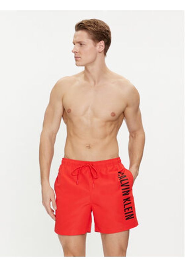 Calvin Klein Swimwear Szorty kąpielowe KM0KM01004 Czerwony Regular Fit. Kolor: czerwony. Materiał: syntetyk