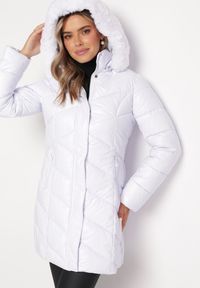 Born2be - Biała Pikowana Kurtka przed Kolano z Kapturem i Futerkiem Salasa. Typ kołnierza: kaptur. Kolor: biały. Materiał: futro. Długość: długie. Styl: elegancki #1