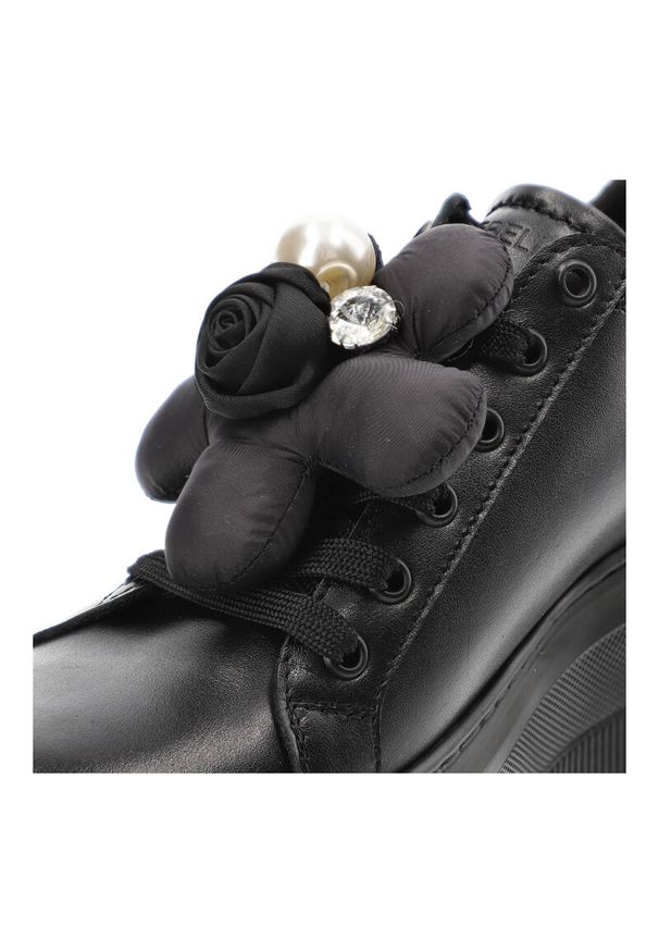 CheBello - Czarne Modne Sneakersy Chebello Eleganckie Obuwie Na Platformie. Okazja: na co dzień. Kolor: czarny. Materiał: skóra, jeans. Wzór: gładki, aplikacja, kwiaty. Obcas: na platformie. Sport: turystyka piesza