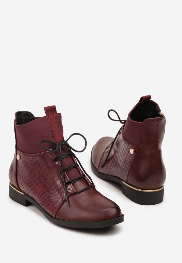 Renee - Bordowe Botki Vices w Stylu Trzewików z Motywem Skóry Krokodyla Alirriva. Okazja: na co dzień. Kolor: czerwony. Materiał: skóra. Sezon: jesień. Styl: casual