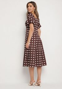 Born2be - Brązowa Rozkloszowana Sukienka Vices w Grochy z Dekoltem Typu Hiszpanka Zimina. Okazja: na co dzień. Typ kołnierza: dekolt hiszpanka. Kolor: brązowy. Materiał: skóra, materiał. Wzór: grochy. Typ sukienki: proste. Styl: klasyczny, casual #3