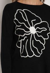 Born2be - Czarny Sweter Ozdobiony Haftowanymi Kwiatami Halatusea. Okazja: na co dzień. Kolor: czarny. Materiał: jeans. Wzór: kwiaty, aplikacja, haft. Styl: klasyczny, casual #6