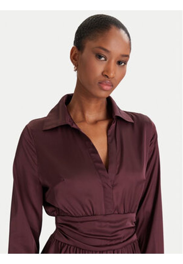 Guess Sukienka koktajlowa W5YK00 WF1T2 Brązowy Regular Fit. Kolor: brązowy. Materiał: syntetyk. Styl: wizytowy