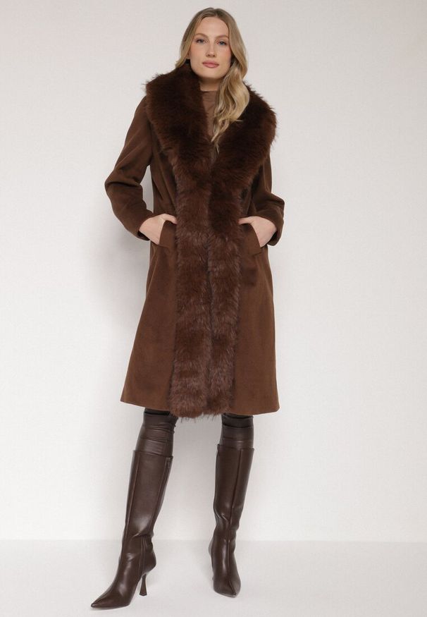 Born2be - Brązowy Płaszcz Ozdobiony Odpinanym Futerkiem Lianossa. Okazja: na co dzień. Kolor: brązowy. Materiał: futro. Wzór: aplikacja. Styl: klasyczny, casual