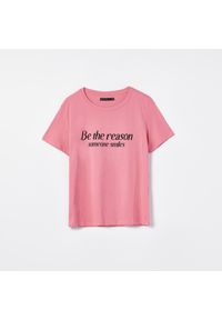 Mohito - Koszulka z napisem - Różowy. Kolor: różowy. Wzór: napisy