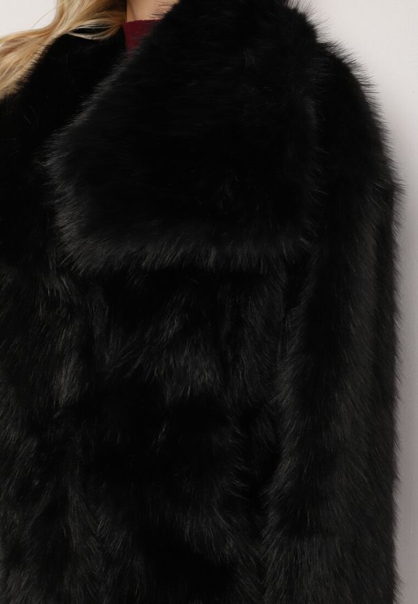 Born2be - Czarna Kurtka Futerko z Szerokim Kołnierzem Vertilira. Okazja: na co dzień. Kolor: czarny. Materiał: futro. Sezon: zima. Styl: wizytowy, klasyczny, casual, elegancki