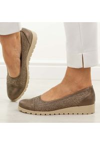 Brązowe półbuty damskie M.Daszyński 1628-25. Okazja: na co dzień. Kolor: brązowy. Materiał: skóra. Szerokość cholewki: normalna. Sezon: wiosna, jesień, lato. Obcas: na koturnie. Styl: casual, elegancki, klasyczny #1