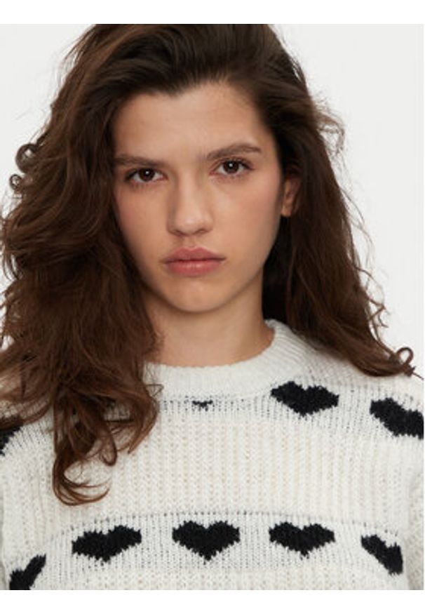 Pieces Sweter Nove 17152014 Écru Regular Fit. Kolor: kremowy. Materiał: syntetyk