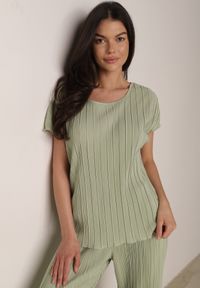 Born2be - Zielona Bluzka na Krótki Rękaw z Plisowanej Tkaniny Undirea. Okazja: do pracy, na co dzień. Kolor: zielony. Materiał: tkanina. Długość rękawa: krótki rękaw. Długość: krótkie. Styl: elegancki, klasyczny, casual #1