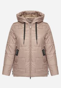 Born2be - Ciemnobeżowa Pikowana Kurtka z Kapturem i Ozdobnymi Suwakami Tulirisa. Okazja: na co dzień. Typ kołnierza: kaptur. Kolekcja: plus size. Kolor: beżowy. Materiał: jeans. Styl: sportowy, casual #7
