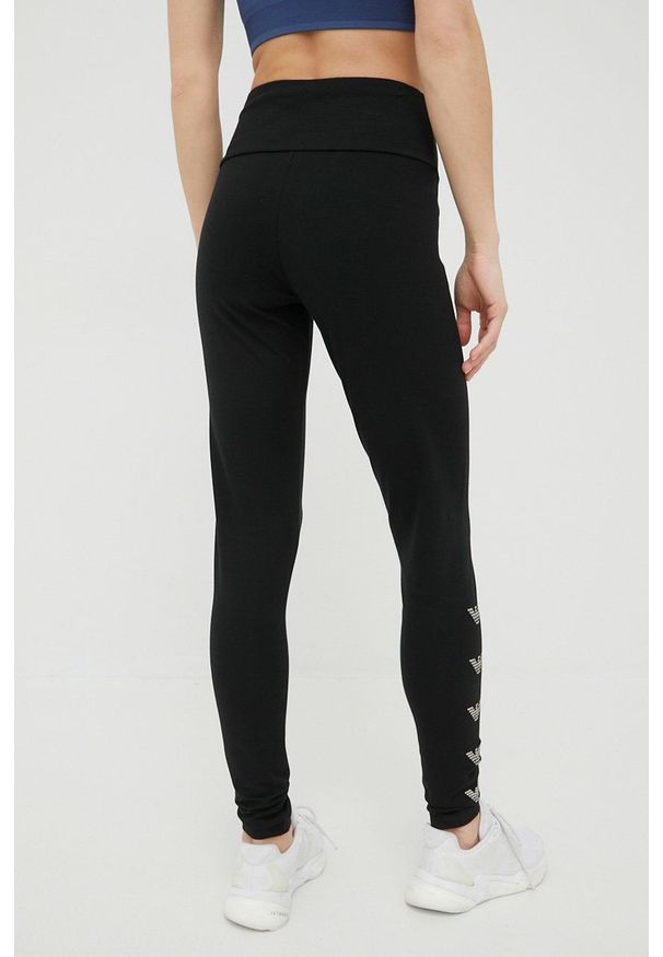 EA7 Emporio Armani legginsy damskie kolor czarny z nadrukiem. Stan: podwyższony. Kolor: czarny. Materiał: dzianina. Wzór: nadruk