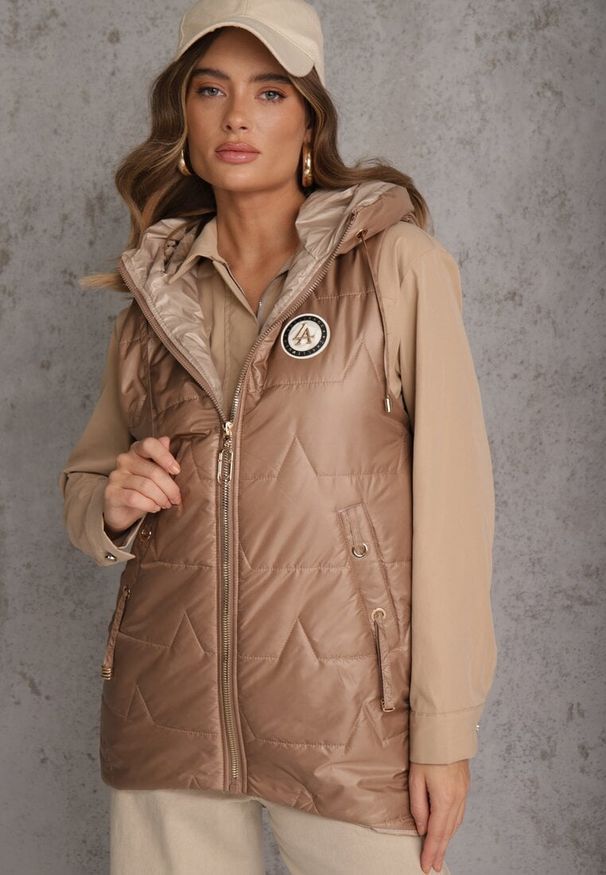 Renee - Szampańska Długa Kamizelka Pikowana z Nieodpinanym Kapturem Ozdobiona Naszywką Kasseda. Okazja: na co dzień. Kolor: złoty. Materiał: poliester, jeans. Długość: długie. Wzór: aplikacja. Styl: casual