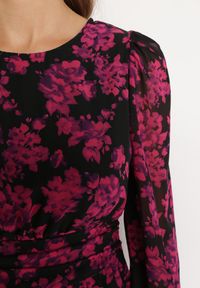 Born2be - Różowa Rozkloszowana Mini Sukienka w Kwiaty Ozdobiona Falbankami Jumiza. Typ kołnierza: kołnierz z falbankami. Kolor: różowy. Wzór: aplikacja, kwiaty. Długość: mini #4