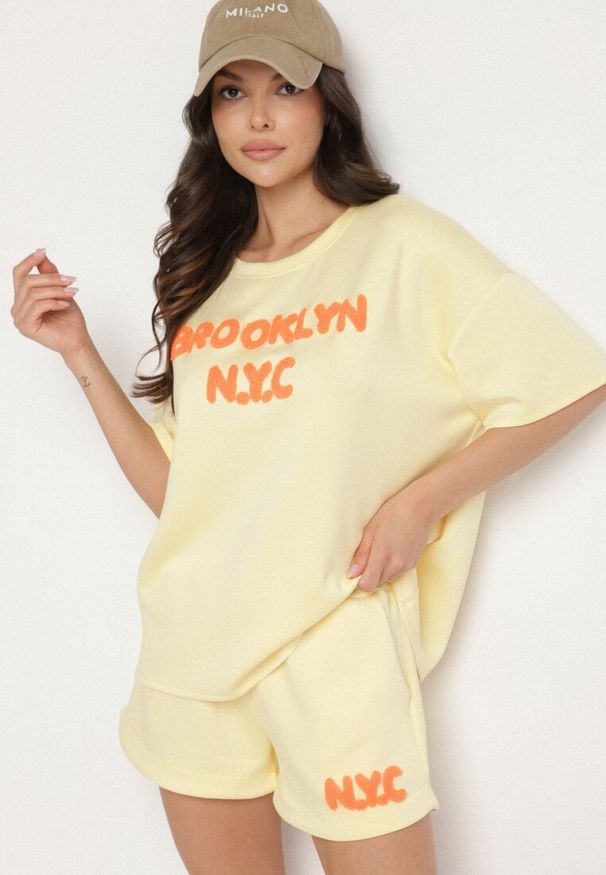Born2be - Żółty Komplet Oversize z Wiskozą T-shirt i Szorty z Nadrukiem Liravella. Kolor: żółty. Materiał: wiskoza. Wzór: nadruk