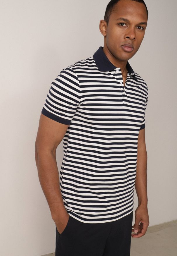 Born2be - Granatowa Bawełniana Koszulka Polo w Paski w Stylu Casual Elunilla. Okazja: na co dzień. Typ kołnierza: polo. Kolor: niebieski. Materiał: bawełna. Wzór: paski. Styl: casual